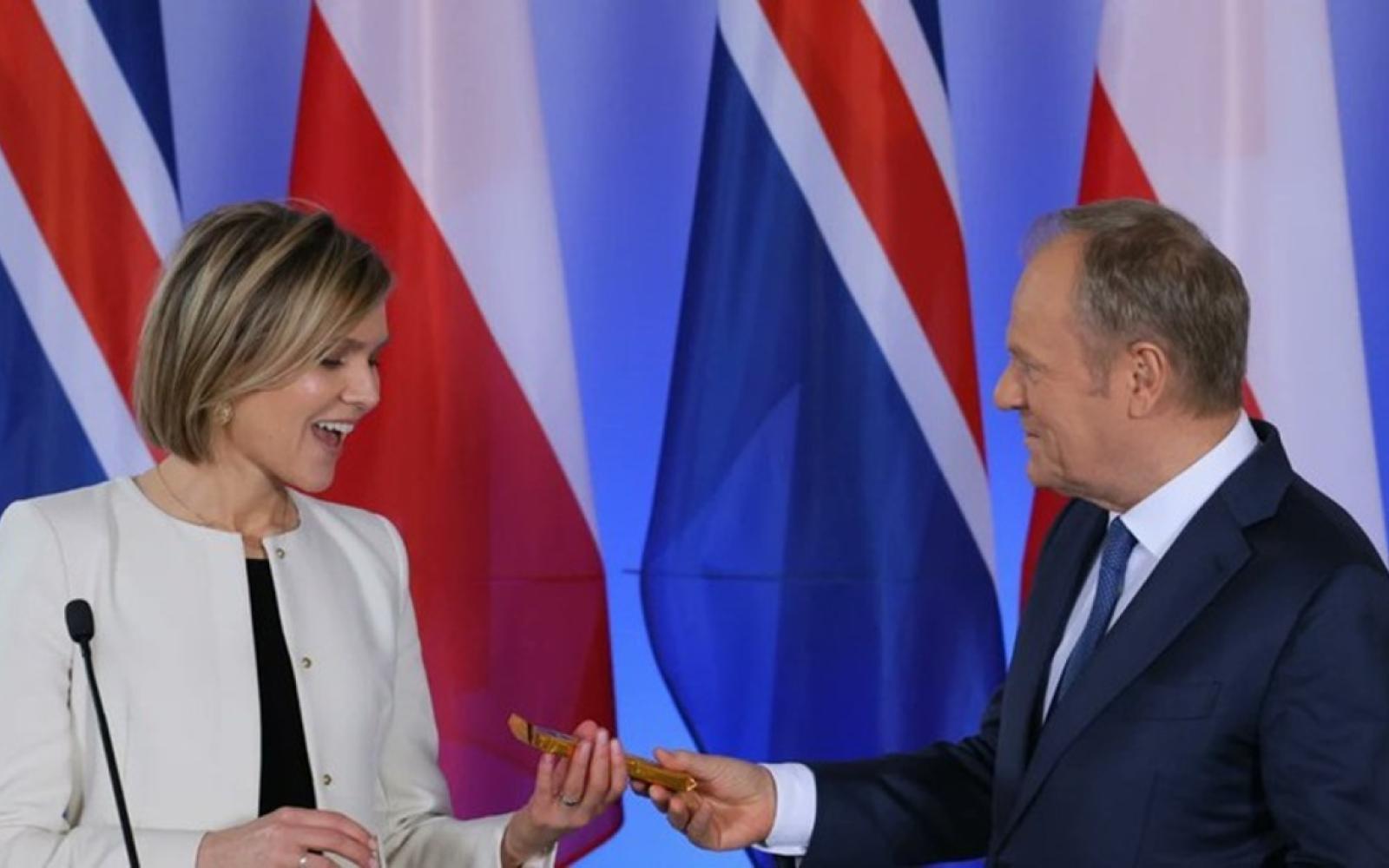 دونالد توسك يهدي رئيسة وزراء آيسلندا "برينس بولو": لفتة ودية تثير تفاعلاً واسعاً