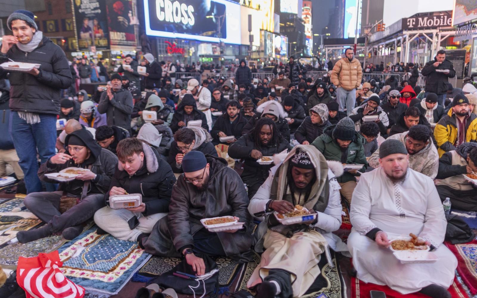 حملة كراهية ممنهجة تستهدف فعالية إفطار رمضاني في "تايمز سكوير" بنيويورك
