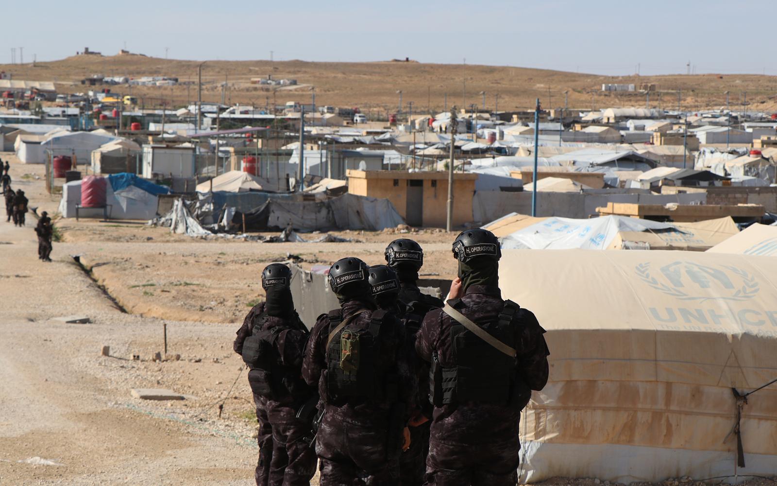 تفكيك مخيم الهول: نهاية أزمة أم بداية فصل جديد في مأساة النازحين السوريين؟