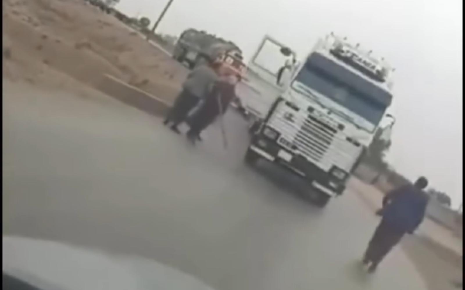 أهالي دير الزور يغلقون الطرق ويواجهون صهاريج الوقود احتجاجاً على قرارات دمشق