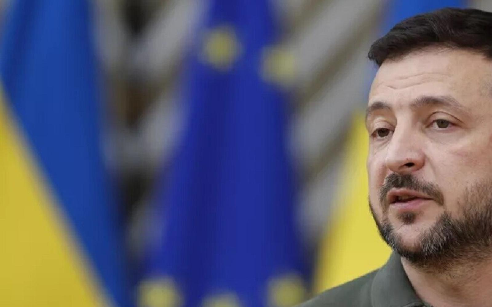 خبير أمريكي: بقاء زيلينسكي في السلطة مرتبط باستمرار الحرب في أوكرانيا، والسلام يعني نهايته