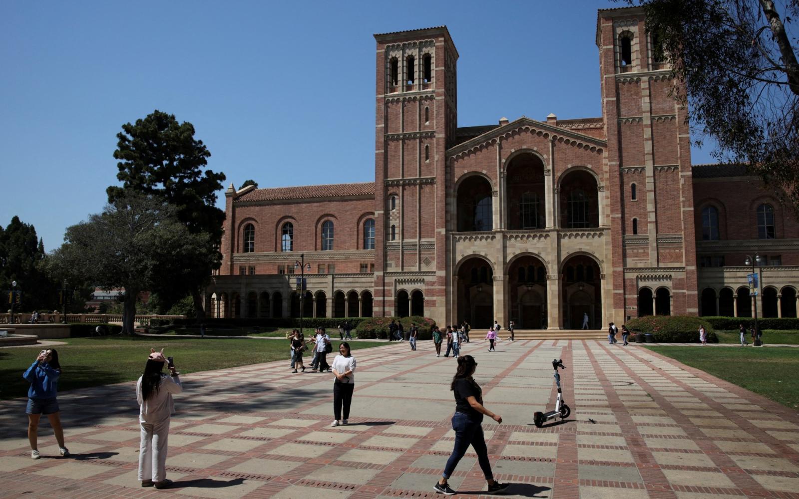 جامعة كاليفورنيا تتحصن مالياً: بيع سندات بملياري دولار في مواجهة إجراءات ترامب