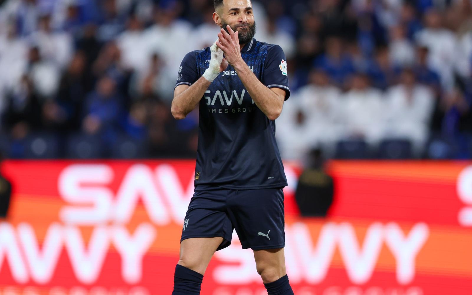 إصابة بنزيمة تبعده عن الملاعب 15 يوماً: الهلال السعودي يتلقى ضربة موجعة