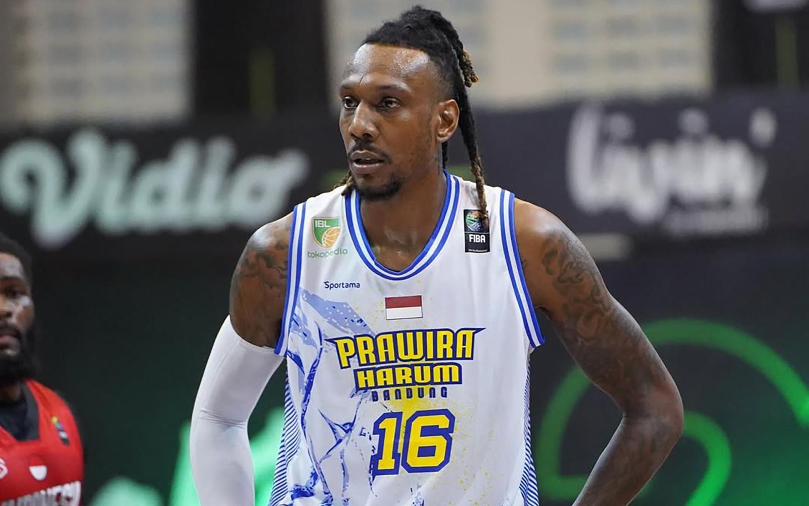 لاعب كرة سلة أمريكي ينجو من الإعدام في إندونيسيا بعد اتهامه بقضية مخدرات