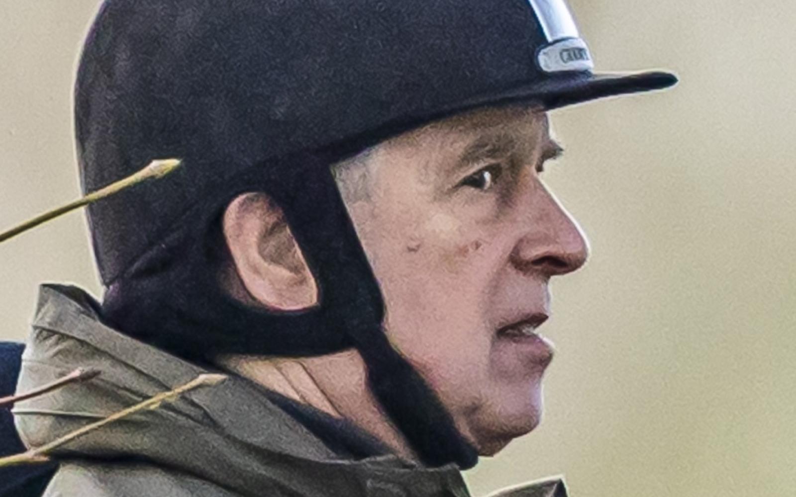 صور صادمة للأمير أندرو مع طفل وكرة على شكل ثدي امرأة تثير ضجة وتفتح ملفات قديمة