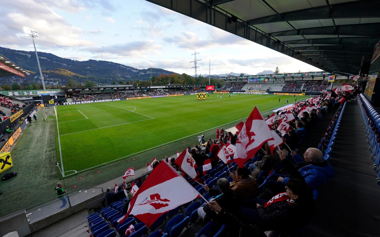 فضيحة "كاميرات الاستحمام" تهز كرة القدم النسائية: حكم نمساوي يثير غضب اللاعبات ويصدم الرأي العام