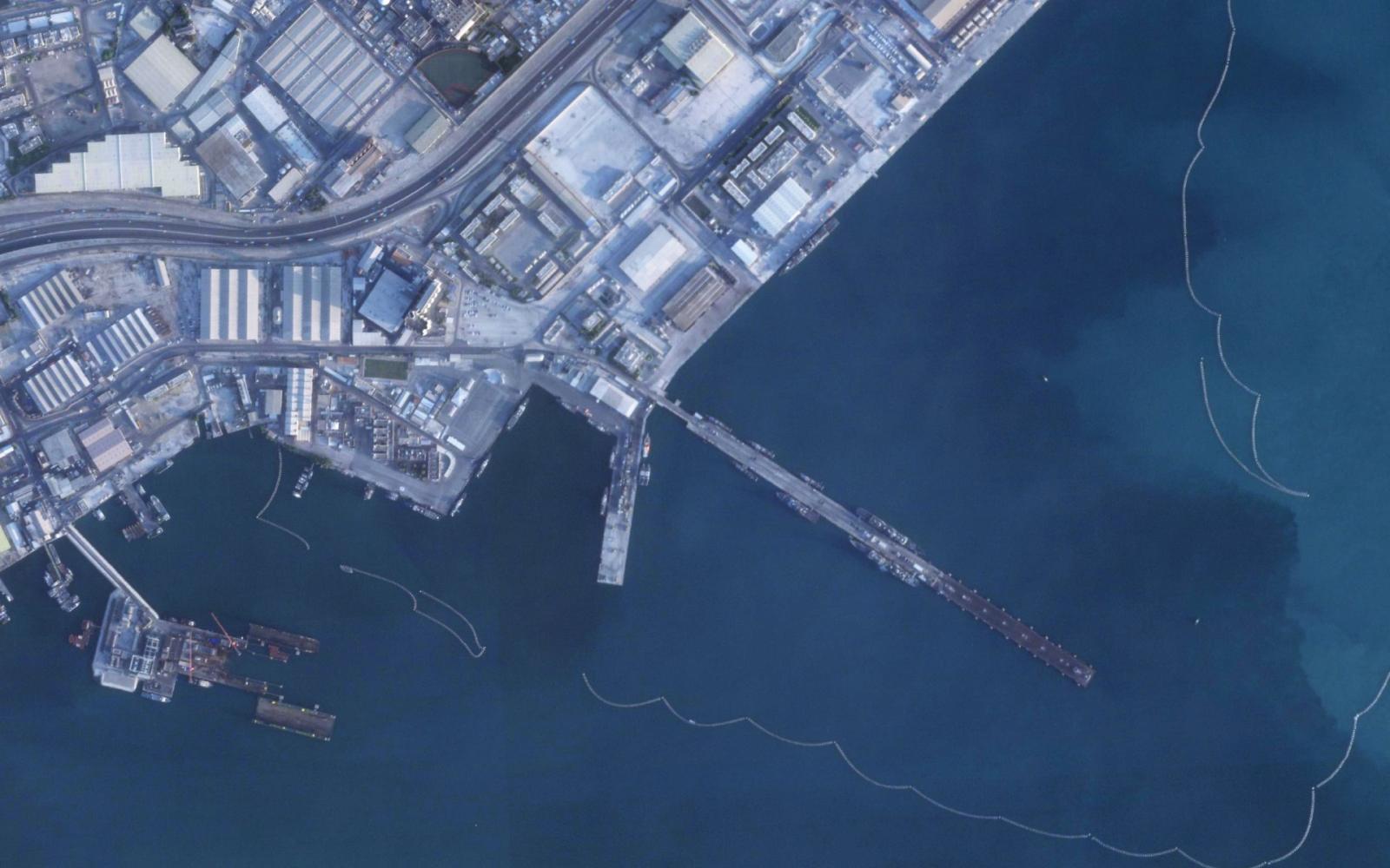 الأسطول الأمريكي الخامس يغادر البحرين: تحركات عسكرية تثير التساؤلات في الخليج