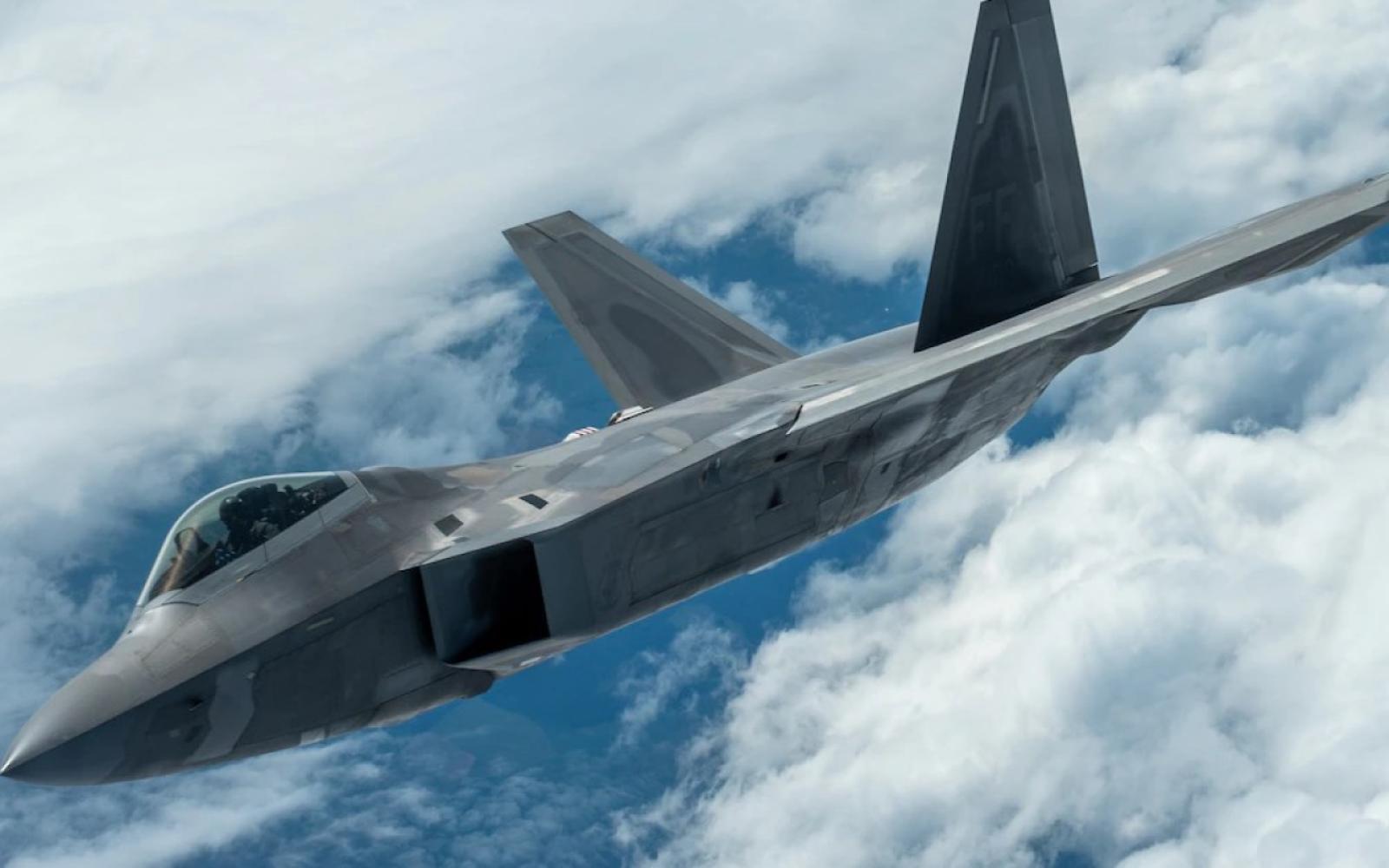 صور فضائية تكشف عن انتشار مقاتلات "إف-22" الأمريكية الشبحية في قاعدة إسرائيلية