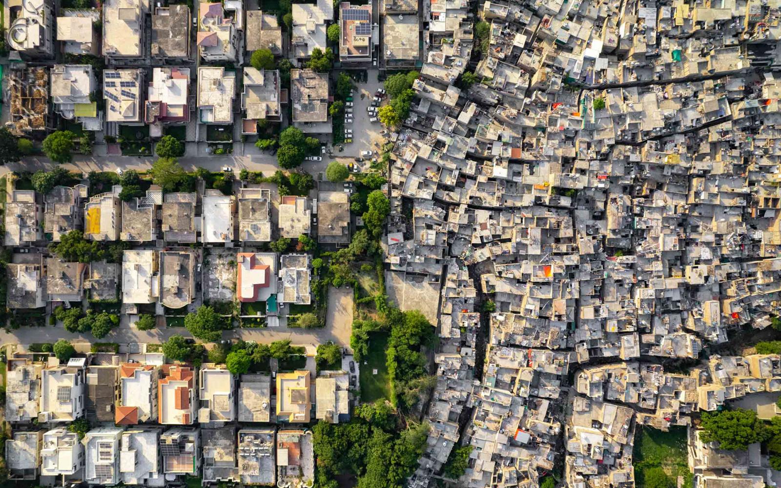 رحلة جوية في حلكة الليل: صحفي فلسطيني يستكشف كراتشي وذكريات جذورها الضاربة في القدم