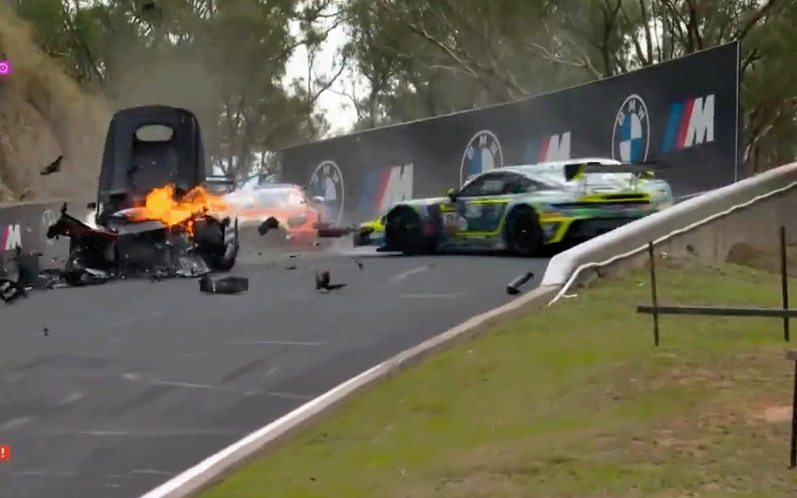 تصادم مروع في سباق "جي تي" الأسترالي يثير المخاوف على سلامة السائقين في حلبة خطيرة