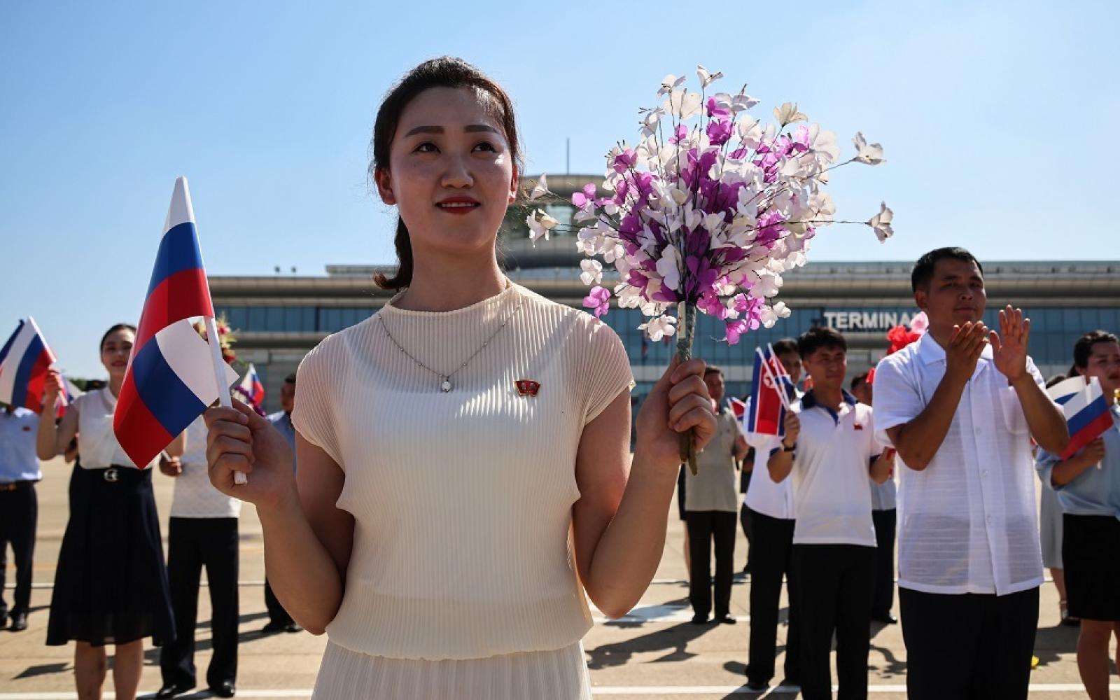 الشارات الصدرية في كوريا الشمالية: رمز الولاء السياسي وتاريخ طويل من الإلزام