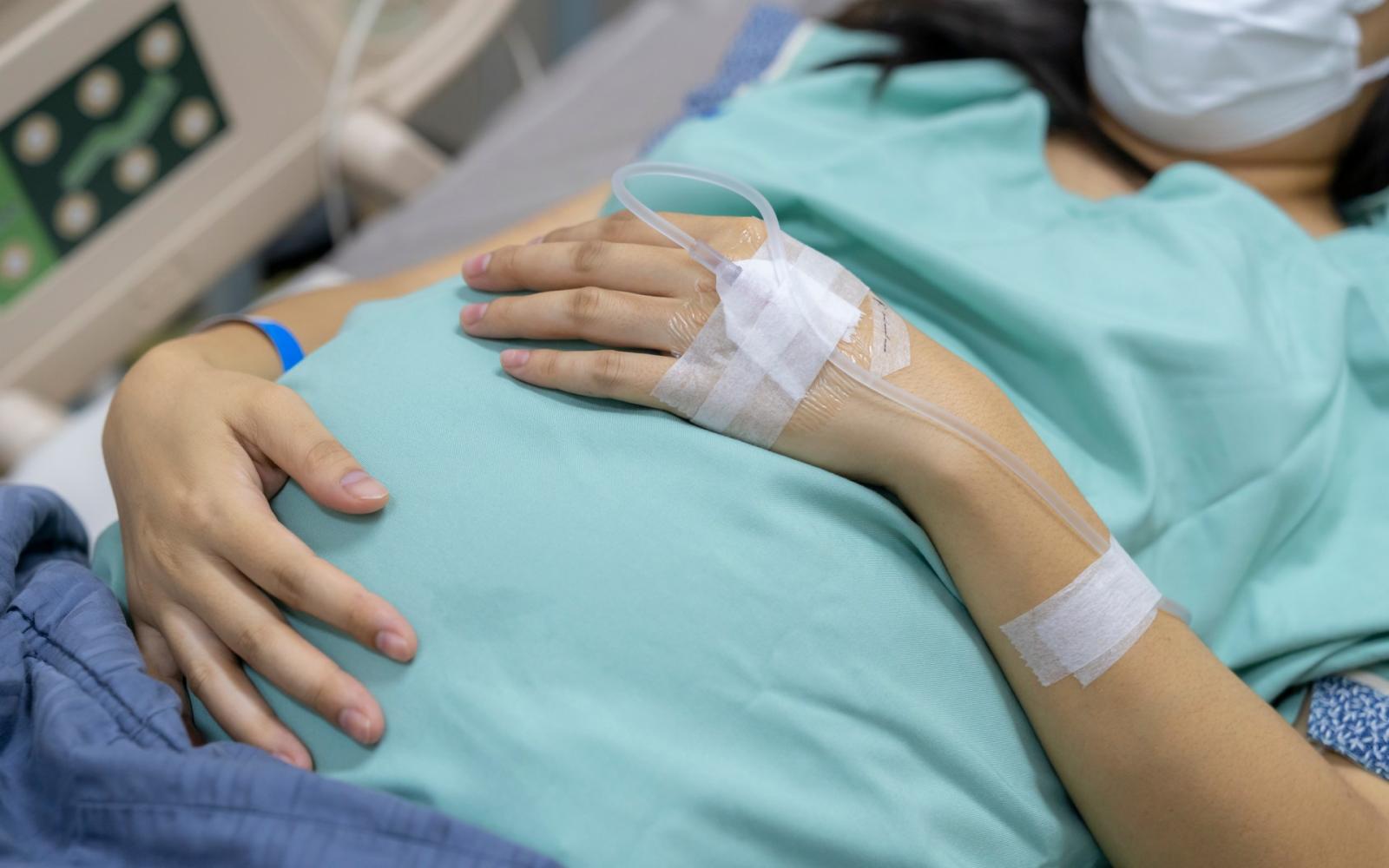 الولادة القيصرية: اختيار التخدير النصفي أم الإيبيدورال لتجربة بلا ألم؟