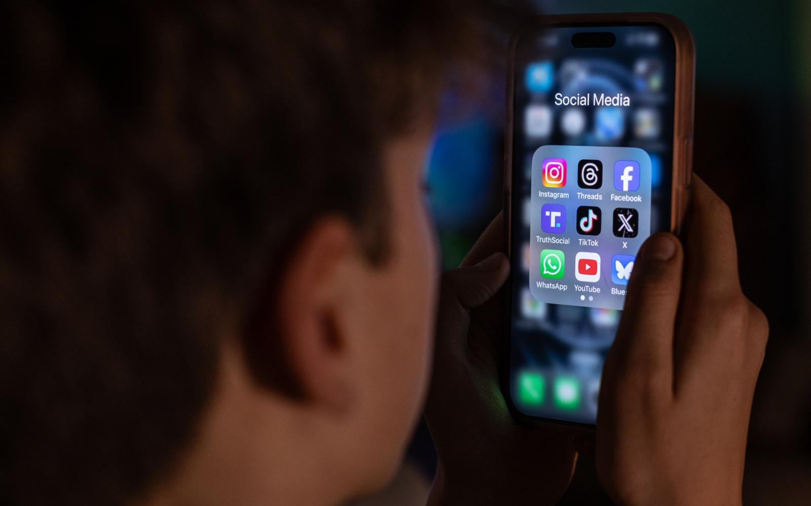 من أستراليا إلى بريطانيا: موجة تشريعية غربية لحماية الأطفال من مخاطر وسائل التواصل الاجتماعي