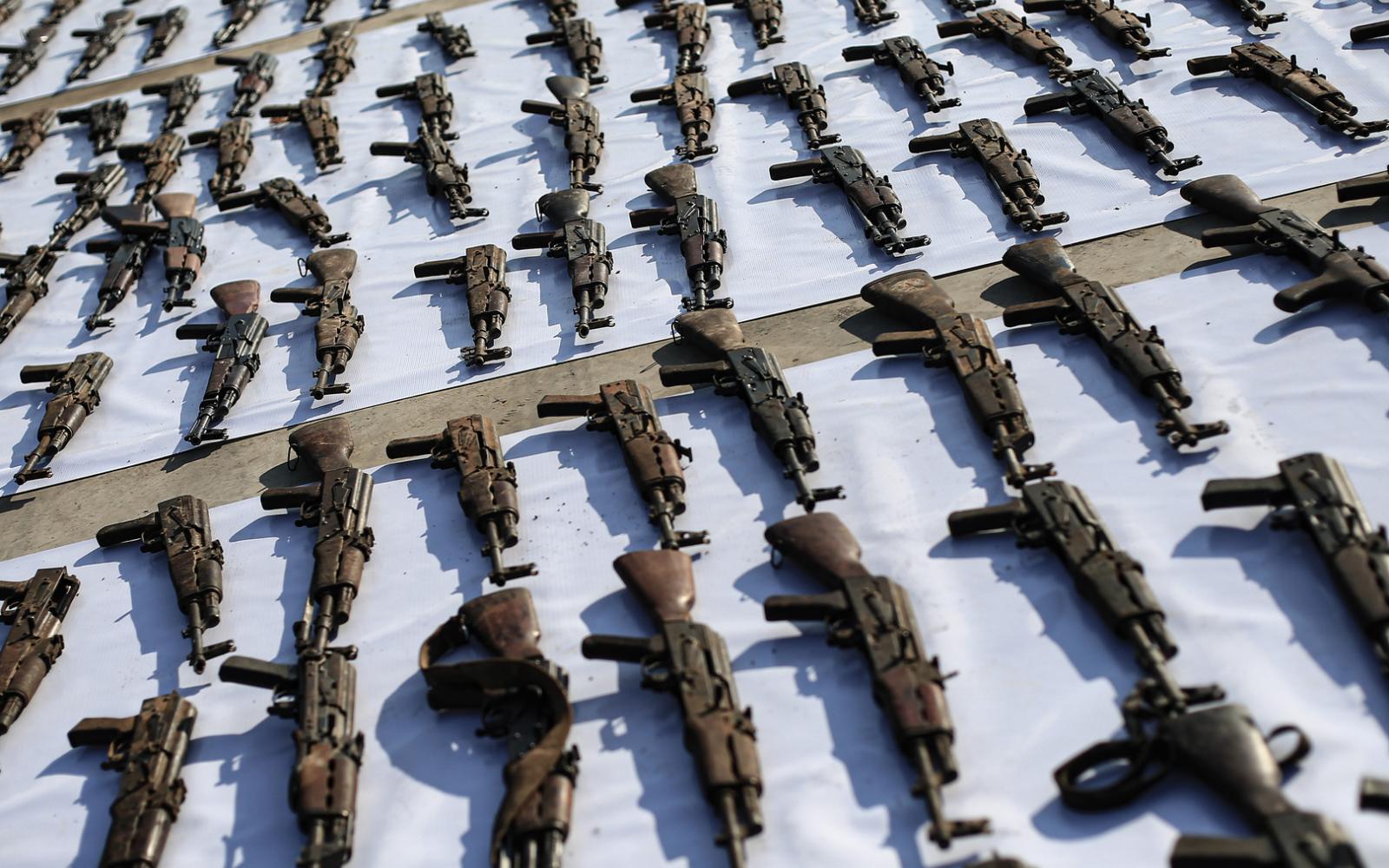 إيران تفكك شبكات تهريب أسلحة خطيرة على حدودها الشرقية والغربية