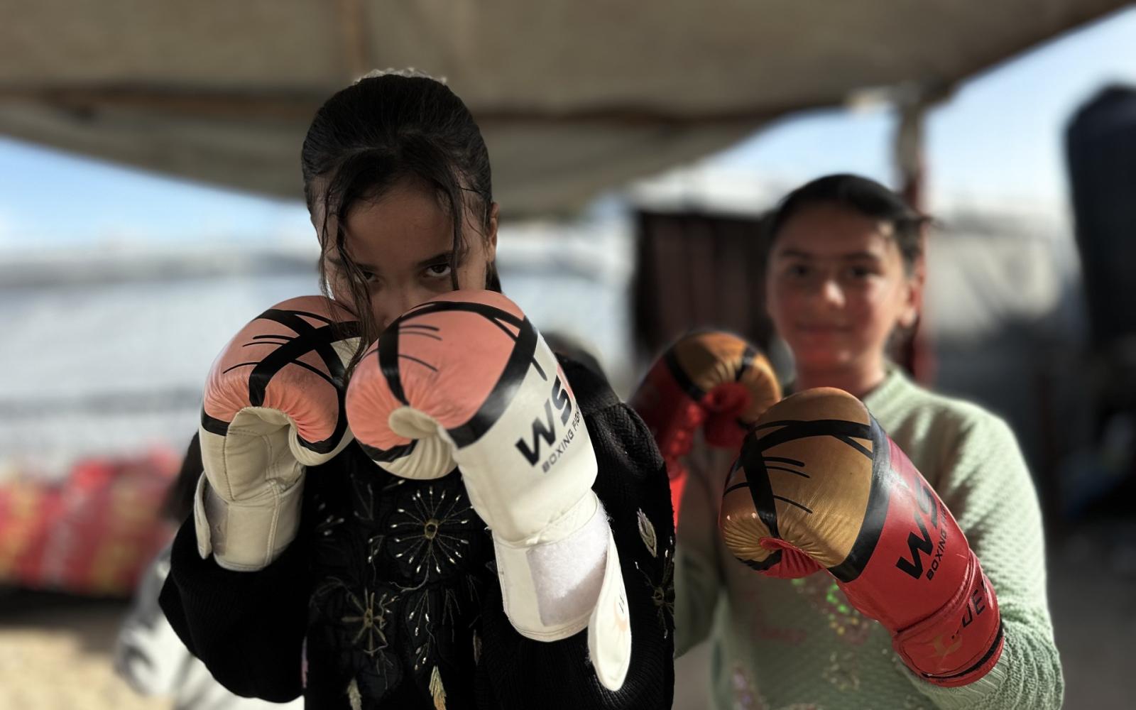 فتيات غزة الصغيرات يبدعن بالألوان والملاكمة في وجه الإبادة، صرخات أمل في زمن النزوح