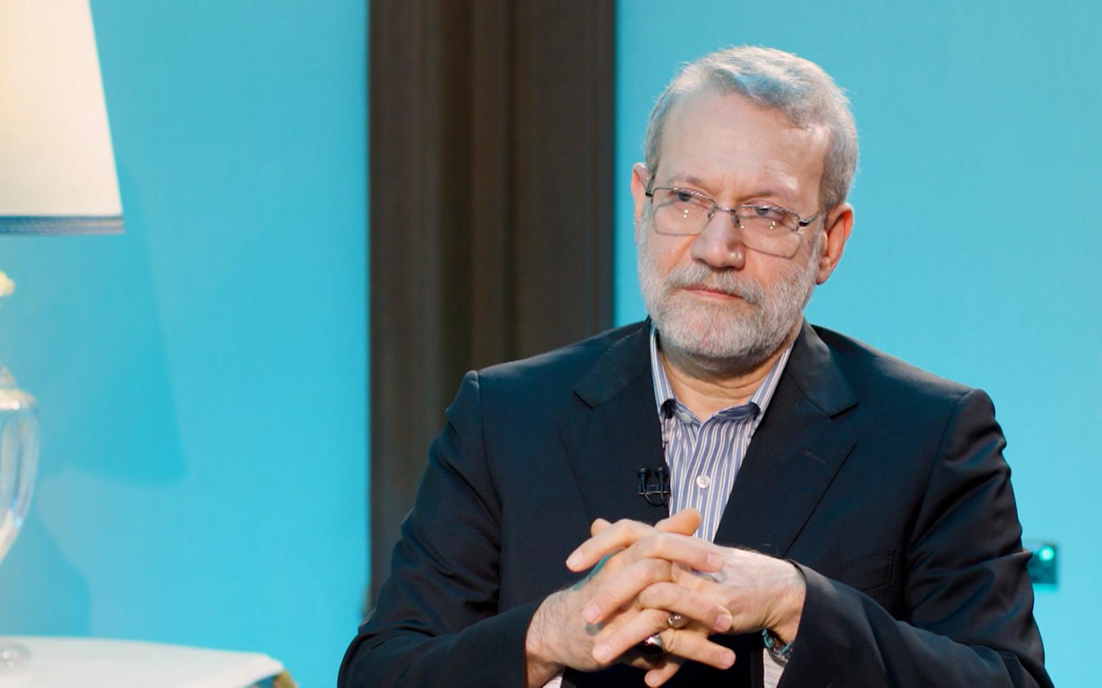 إيران تتوعد بالصمود في جنيف وتعزز جاهزيتها العسكرية وسط مناورات في مضيق هرمز