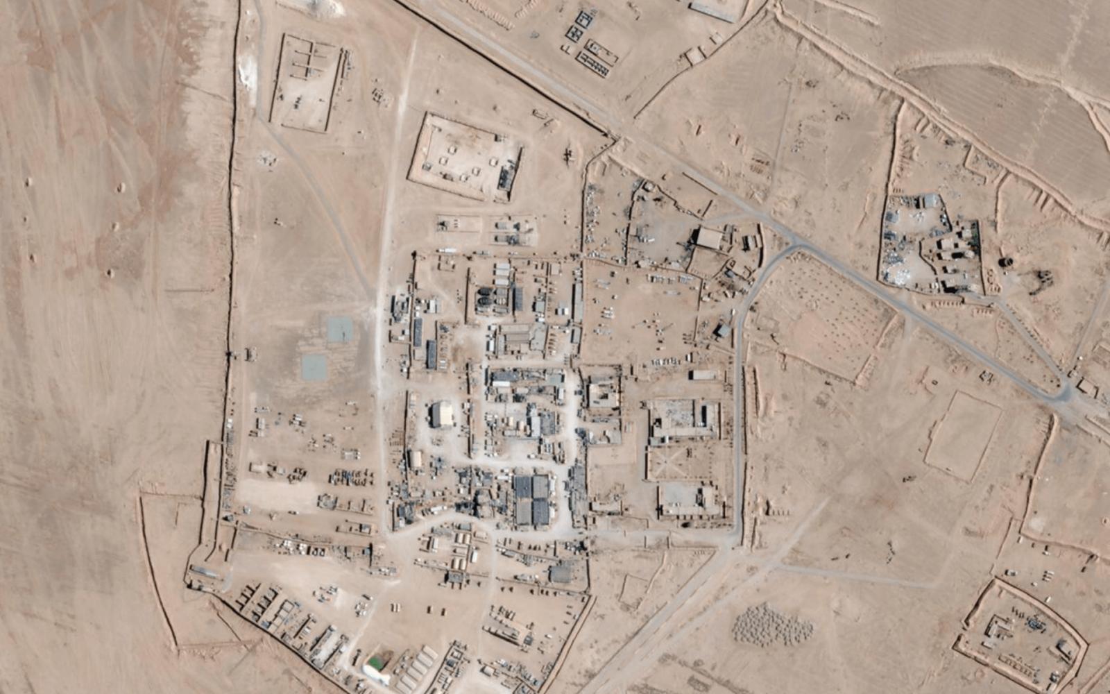 صور فضائية تكشف انسحاباً أمريكياً متسارعاً من قاعدة التنف السورية وإزالة معدات عسكرية