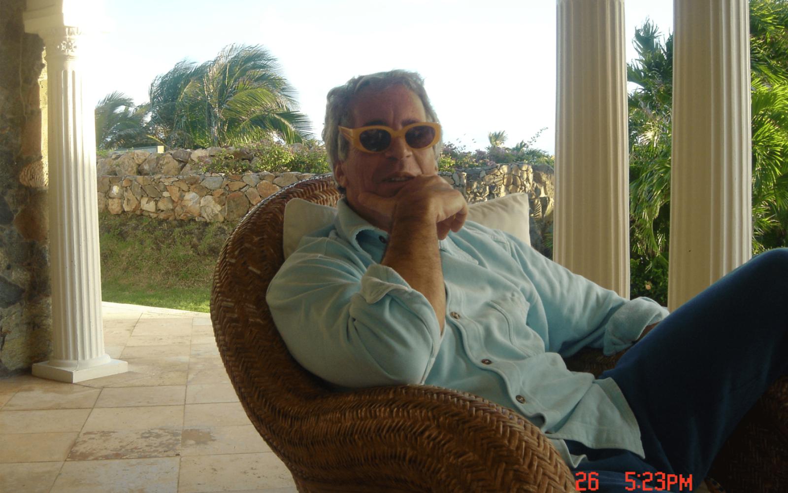 صدمة عالمية: ناجية تكشف تفاصيل مروعة لاعتداءات جيفري إبستين الجنسية على متن طائرته الخاصة