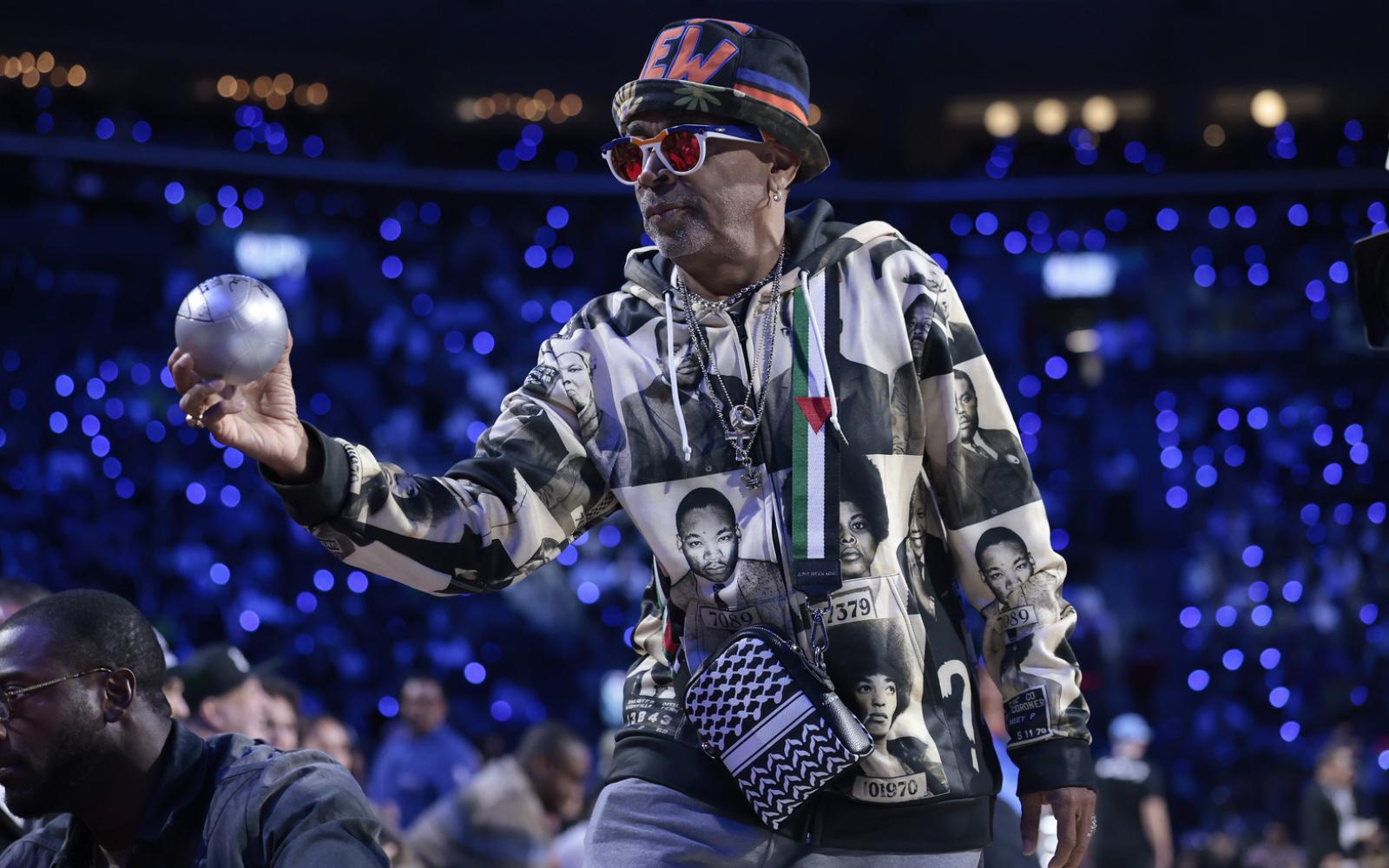 المخرج العالمي سبايك لي يرفع علم فلسطين عالياً في لوس أنجلوس داعماً للقضية العادلة