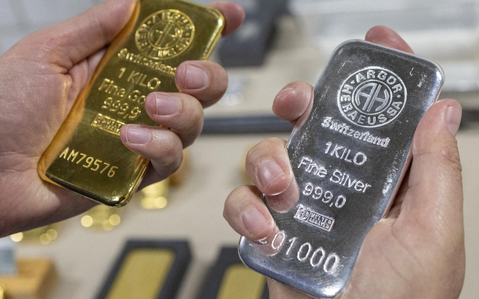 تراجع أسعار الذهب عالمياً مع صعود الدولار وسط ترقب لخفض الفائدة الأمريكية