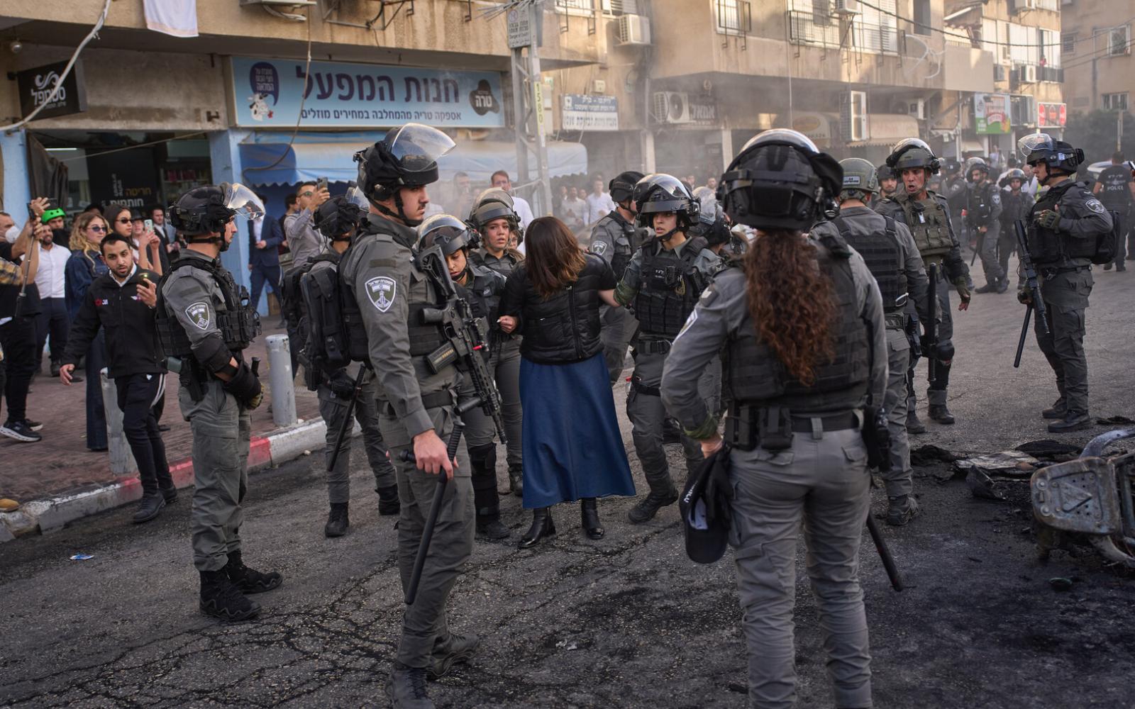 حاويات القمامة ملاذ جنديات إسرائيليات في بني براك وسط اعتداء حريديم