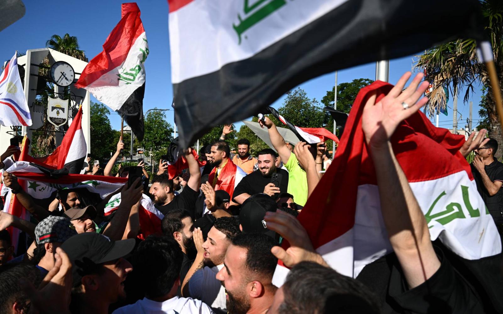 العراقيون يحتفلون وسط الحرب بتأهل بلادهم إلى المونديال للمرة الأولى منذ 40 عاماً