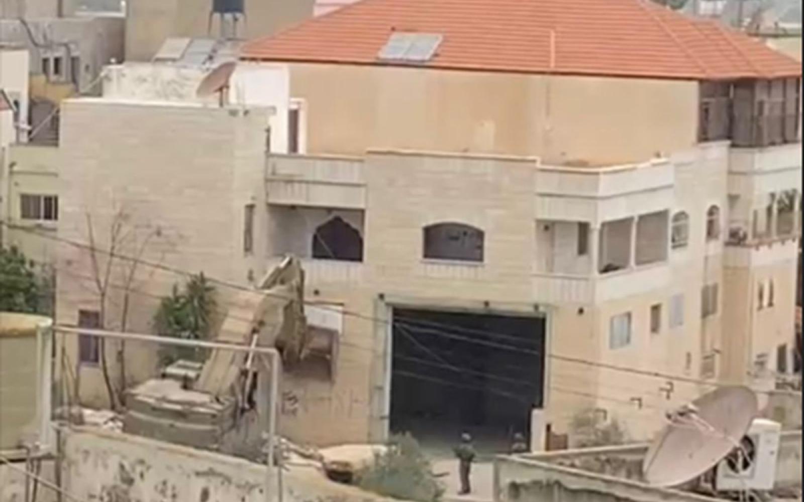 جرافات الاحتلال تهدم منزل الشهيد رأفت دواسة في السيلة الحارثية وسط إطلاق نار على طلبة المدارس