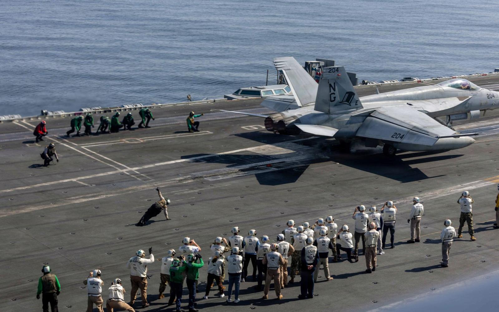 إيران تغلق مضيق هرمز وسط تهديدات عسكرية وتقديرات بتأجيل ضربة أمريكية