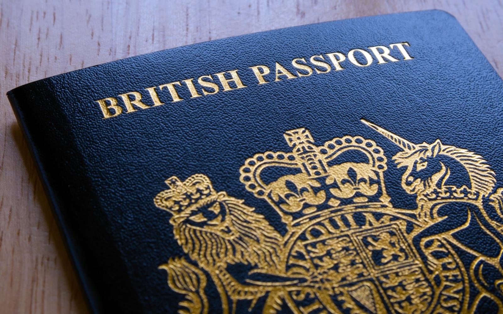 بريطانيا تشدّد قوانين السفر: مزدوجو الجنسية قد يواجهون صعوبات بالدخول بدءاً من 2026