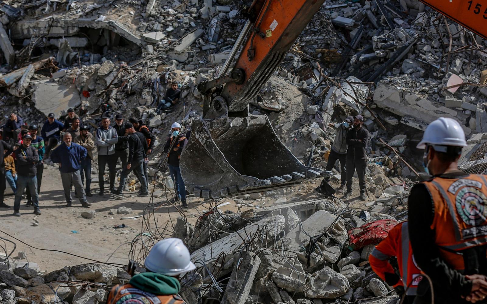 تصعيد إسرائيلي: غارات مكثفة على غزة واعتداء على الصيادين واعتقالهم