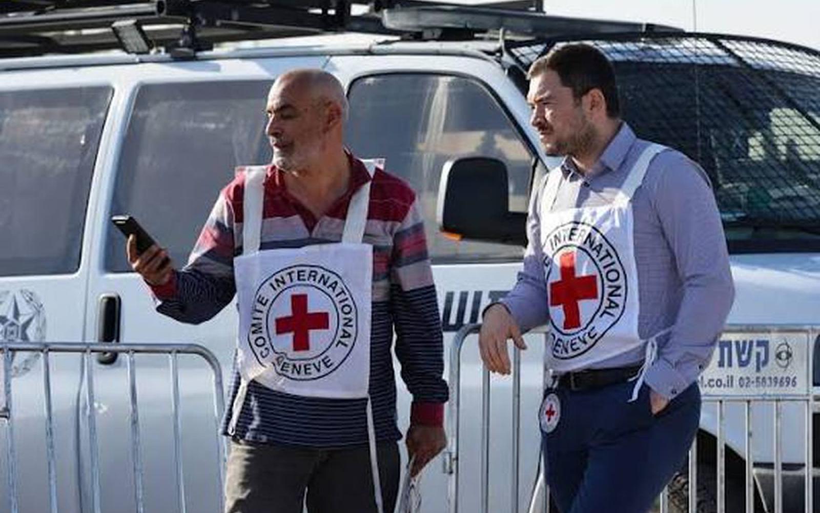 الصليب الأحمر يسهّل الإفراج عن معتقلين فلسطينيين ويطالب بالوصول إلى كافة المحتجزين