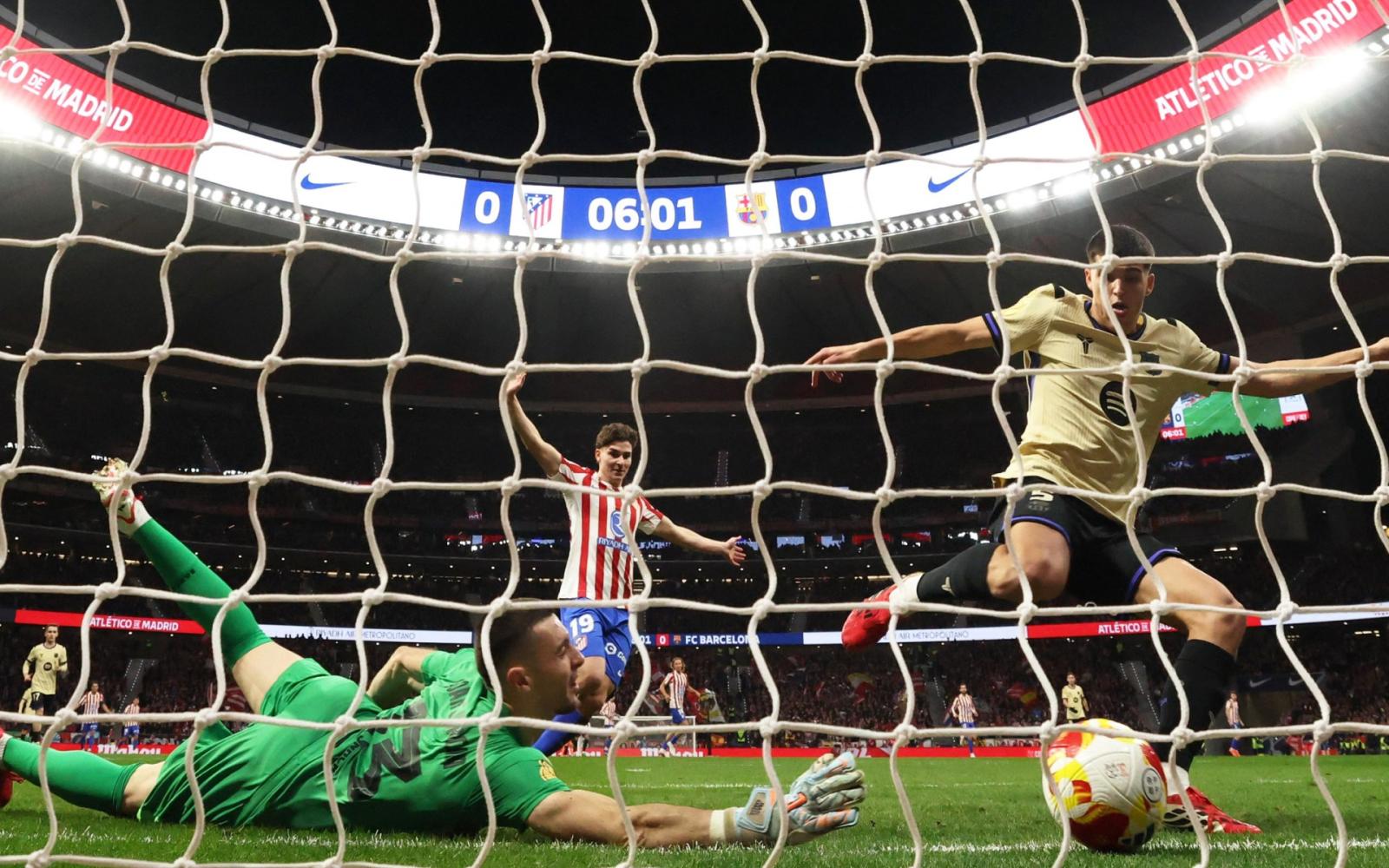 دفاع برشلونة الكارثي في الشوط الأول: أسوأ إحصائية في أوروبا تثير القلق