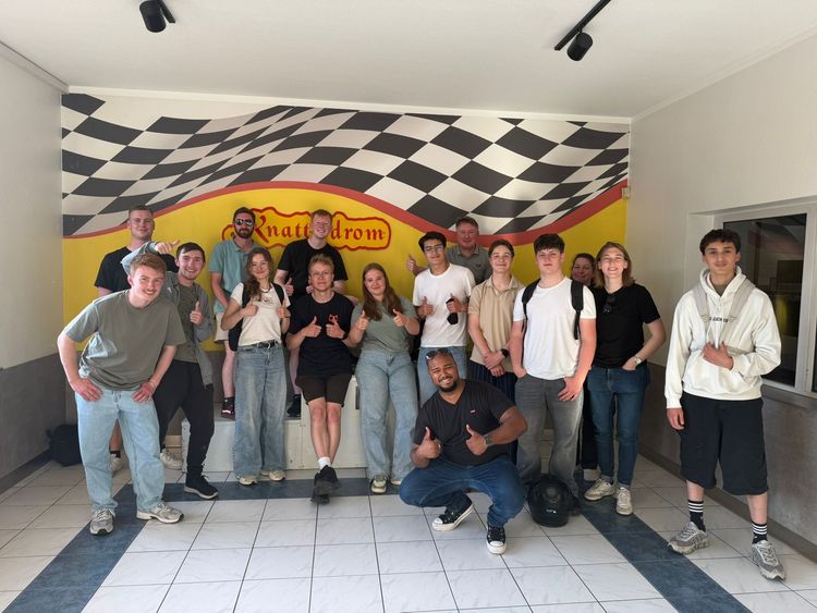     Spannende Duelle auf dem Asphalt: Jugendgruppe besucht Knatterdrom - Foto 4