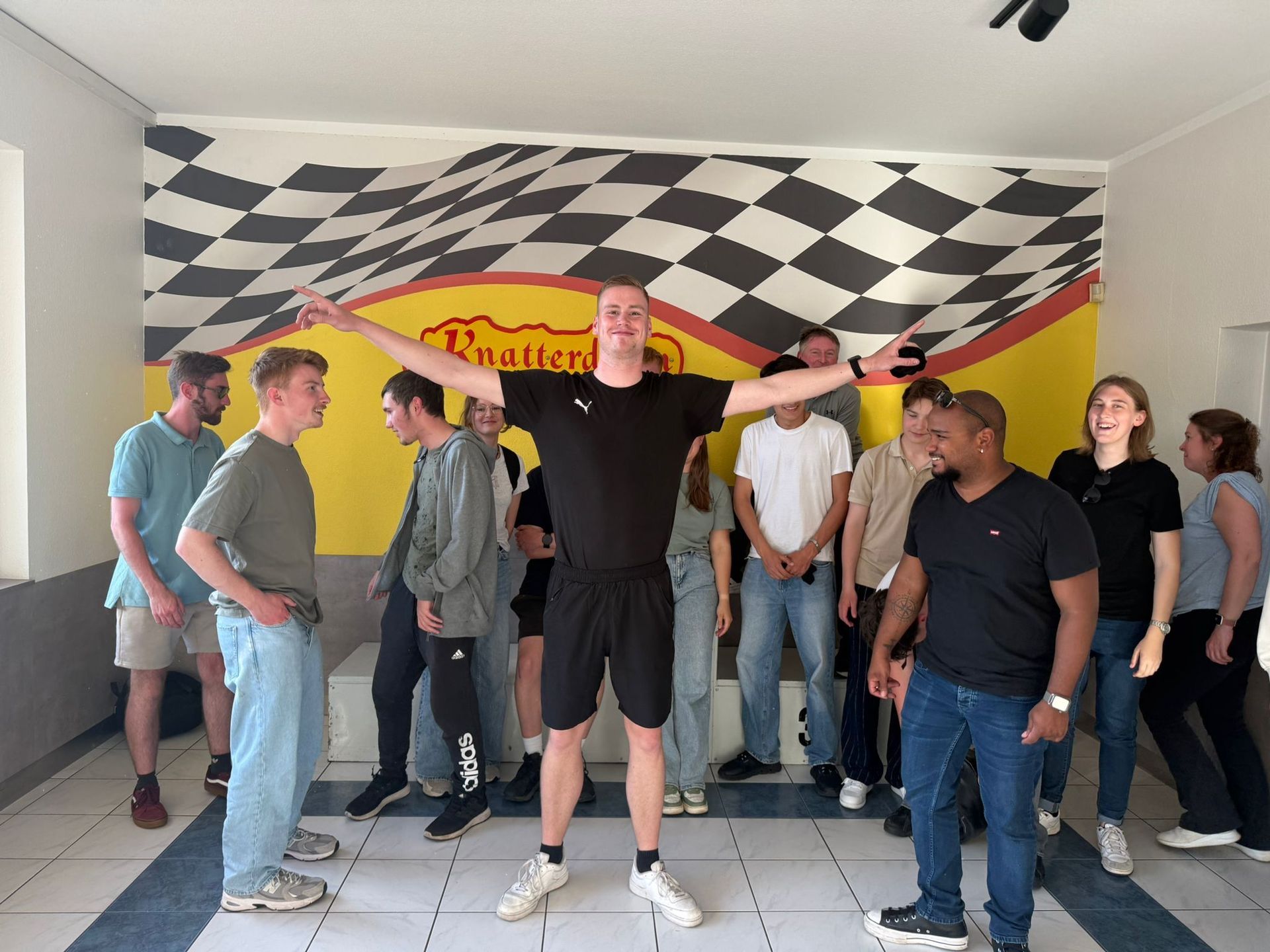     Spannende Duelle auf dem Asphalt: Jugendgruppe besucht Knatterdrom - Foto 3