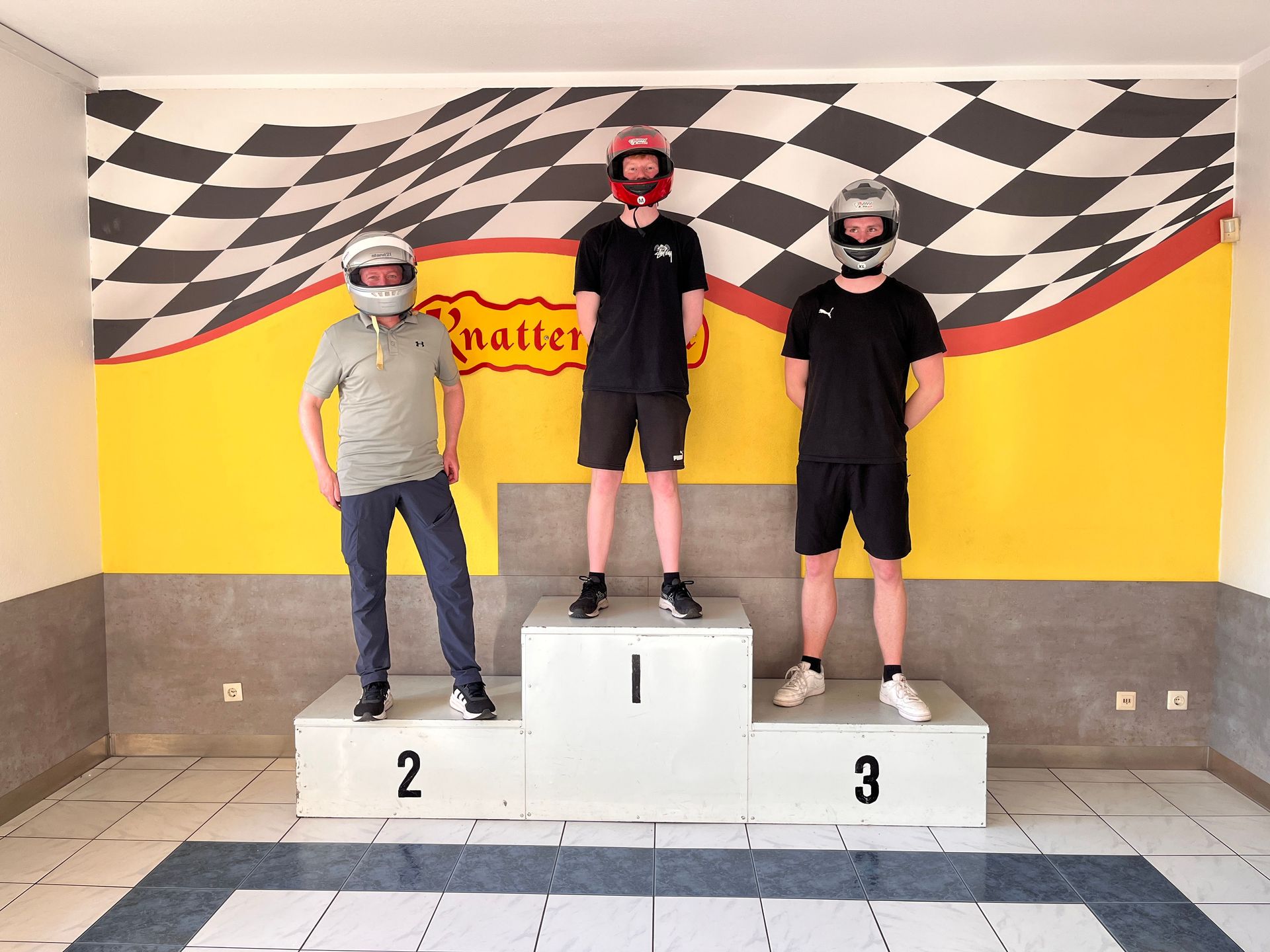    Spannende Duelle auf dem Asphalt: Jugendgruppe besucht Knatterdrom - Foto 2