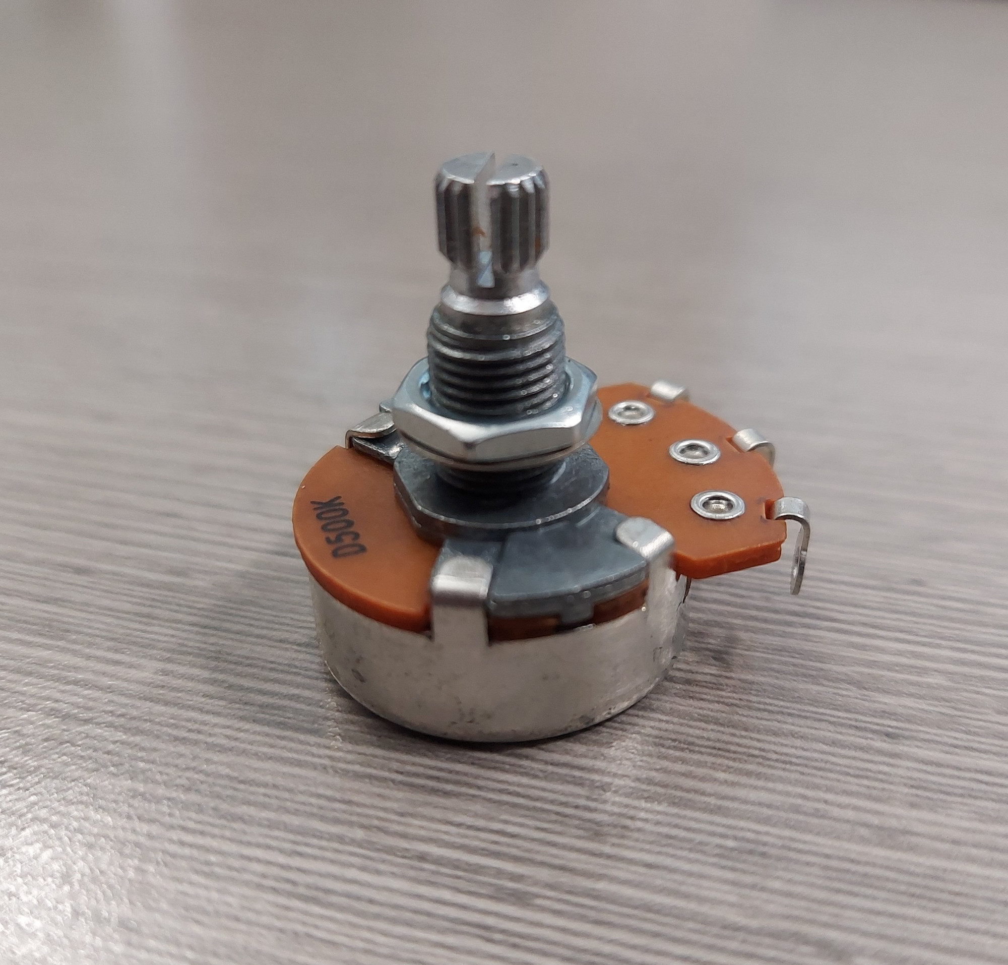 IBANEZ Potentiometer 500 K/D-CURV - 24mm, 14mm länge Keilnabe für SIGNATURE/GIO/RG Modelle (3VR1C500DS)
