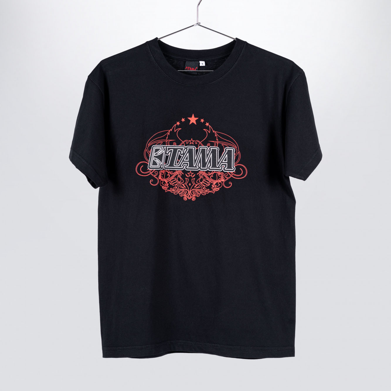 TAMA T-Shirt in schwarz mit weiß-rotem Tribal Logo auf der Brust (TT110-L)