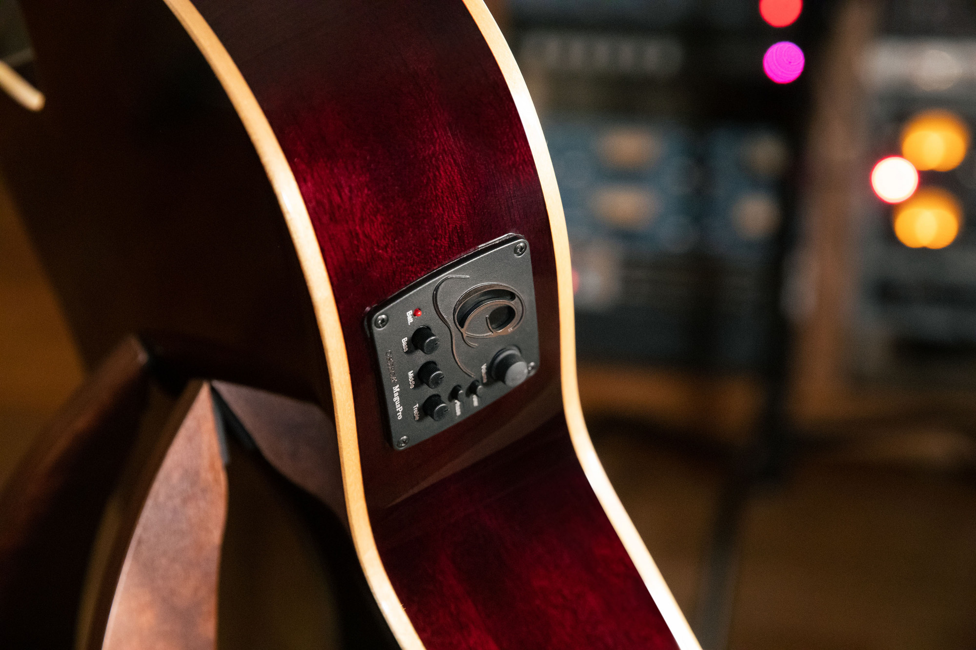 ORTEGA Performer Series 4/4 Thinline Konzertgitarre 6-String - Stained Red + Gigbag (RCE138-T4STR)