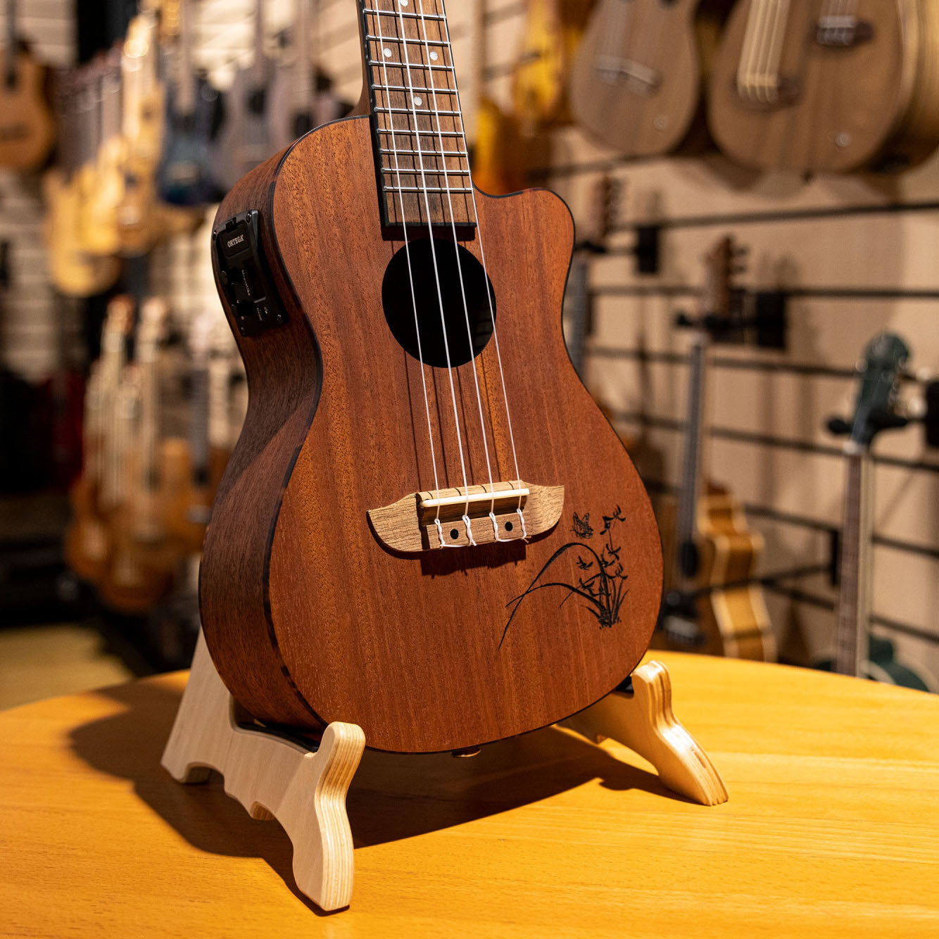 ORTEGA Wood-Ukulele-Stand - Natural Bright (OWUS-2)