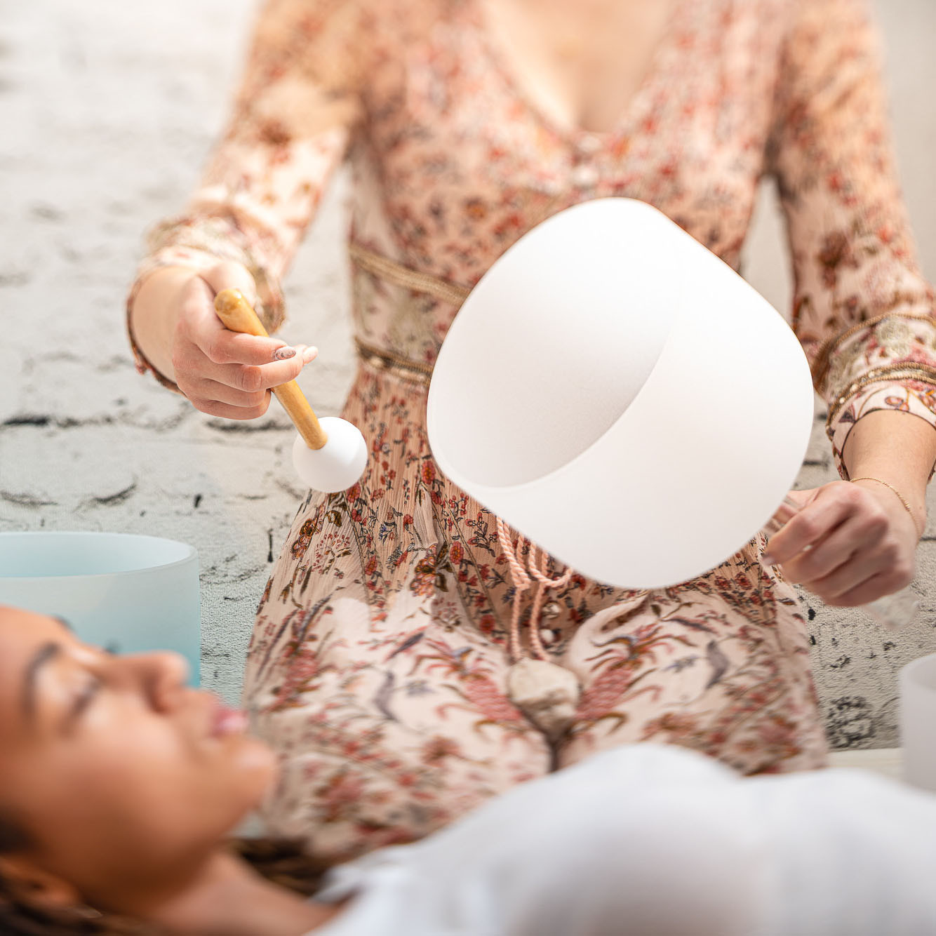 Meinl Sonic Energy 8" white-frosted Crystal Singing Bowl mit Griff H4, 432 Hz, Kronenchakra (CSBH8B)