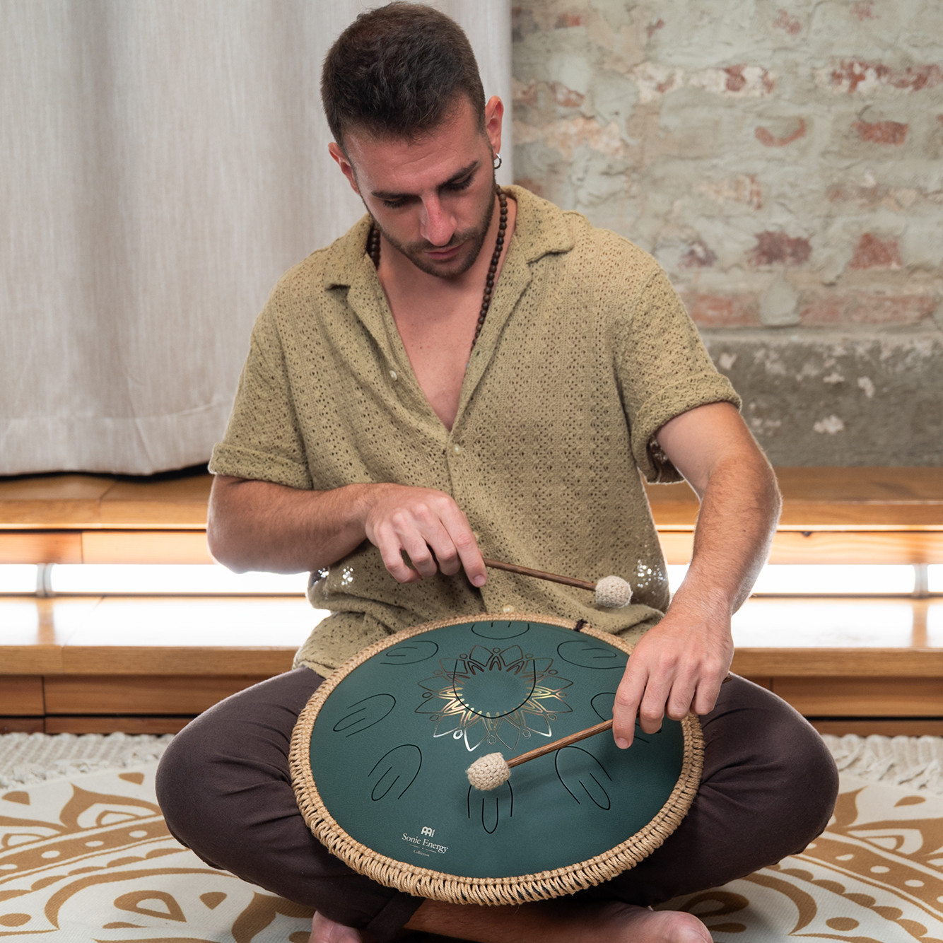 Meinl Sonic Energy 16" Octave Steel Tongue Drum, F Dur, 9 Töne, 432 Hz, Gelasertes Blumenmuster, Dünkelgrün (OSTD3DGE)