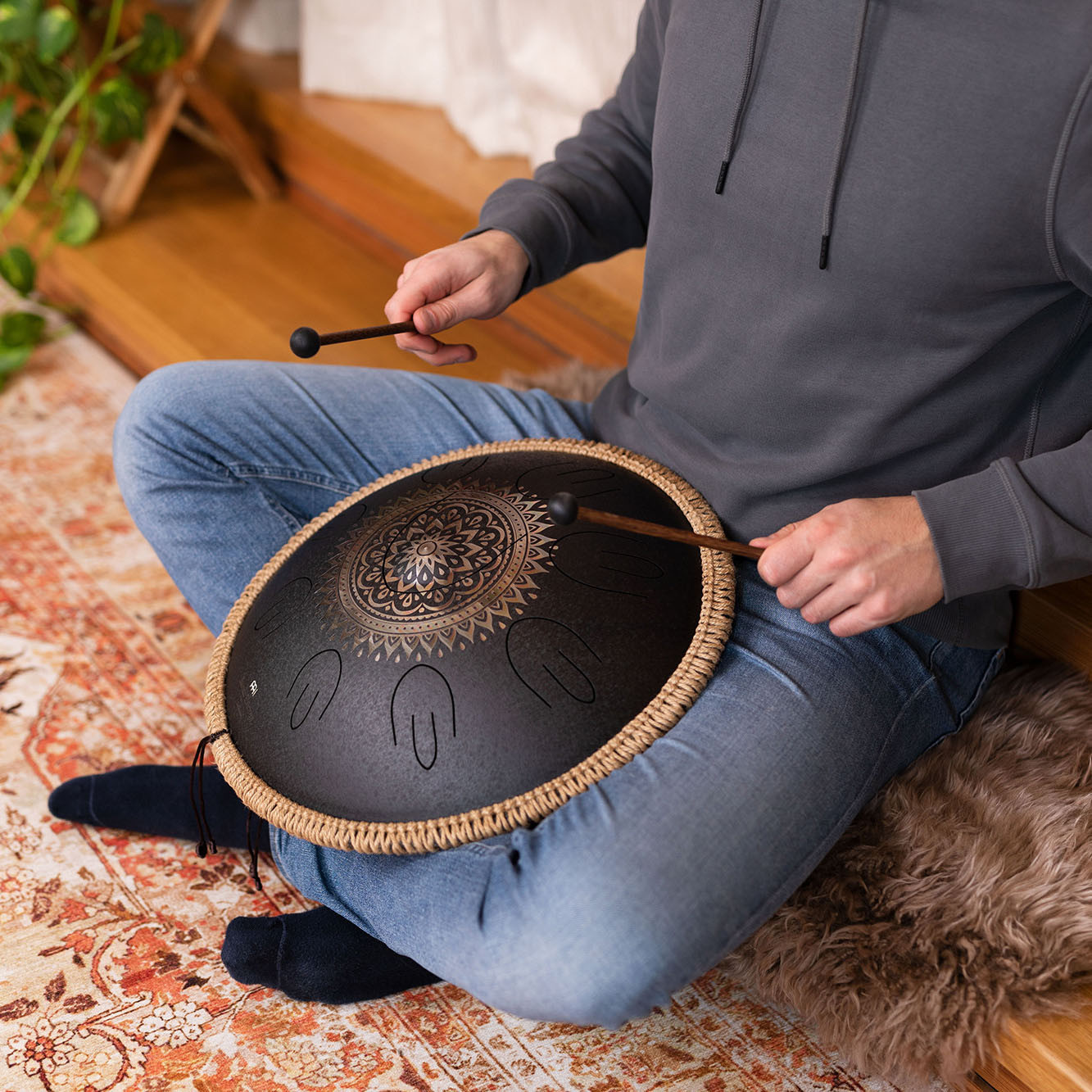 Meinl Sonic Energy 16" Octave Steel Tongue Drum, D Kurd, 9 Töne, 440 Hz, Gelasertes Blumenmuster, Schwarz (OSTD1BKE)