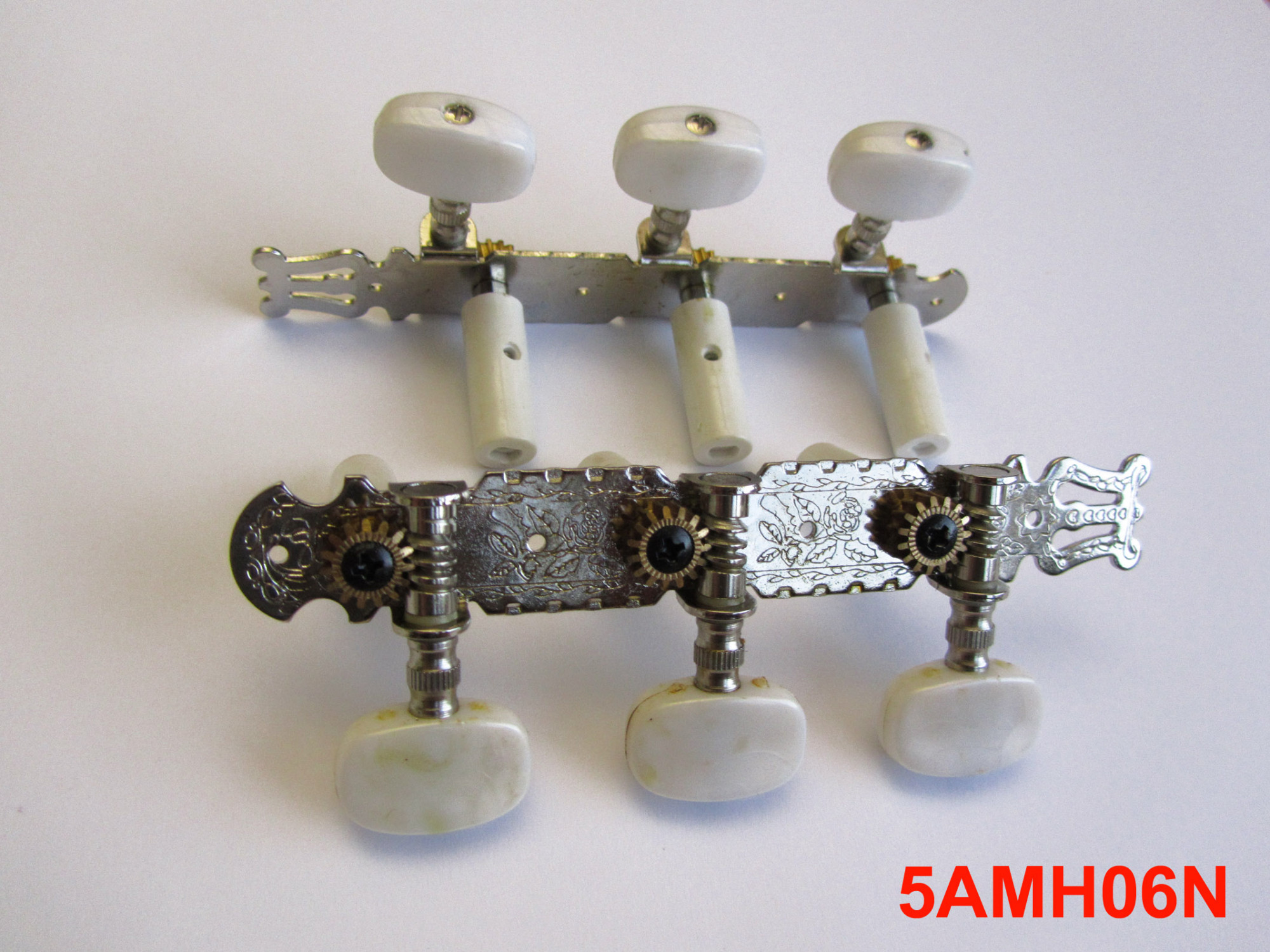 IBANEZ Mechanik: Chrom mit Perlmuttknopf für Nylongitarre - Auslaufmodell und nur noch Lagerware. Substitut: 2MC0005L/2MC0005R-NIP (5AMH06N)