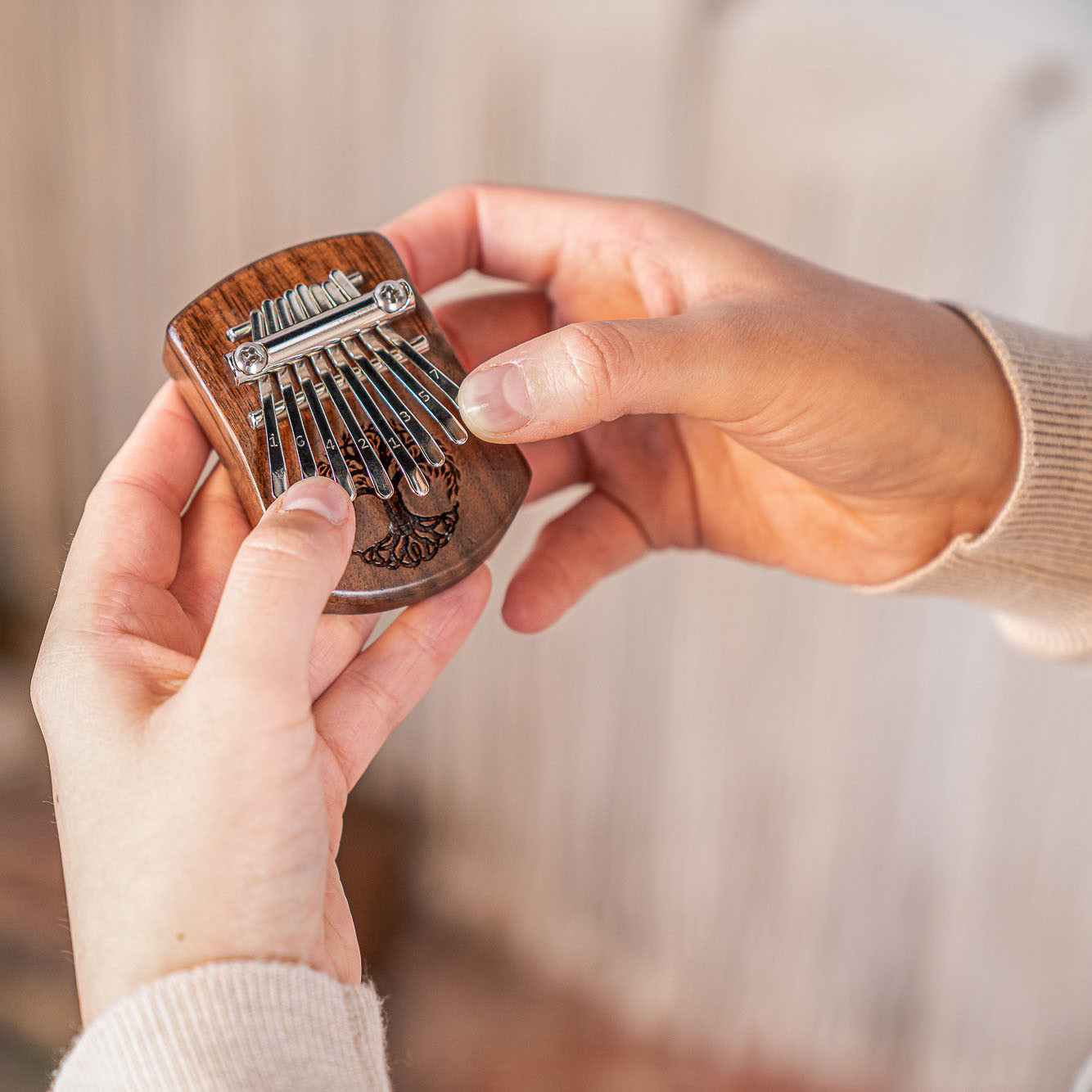Meinl Sonic Energy Solid "Tree of Life" Mini Kalimba - 8 Töne / Schwarzes Walnussholz (KL801TOL)