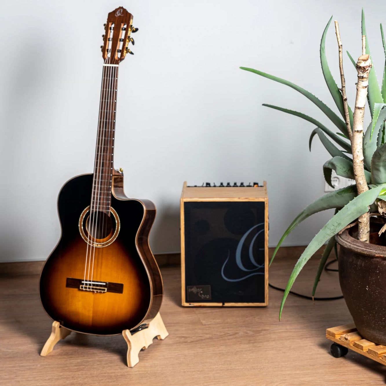 ORTEGA Wood-Guitar-Stand - Natural Bright (OWGS-2)