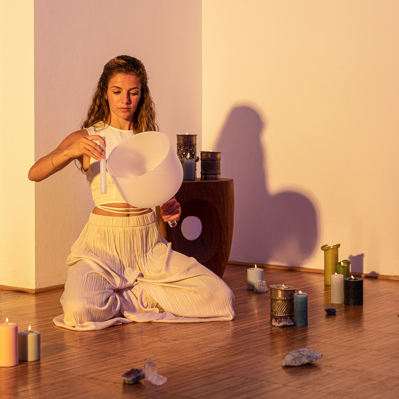 Meinl Sonic Energy 10" white-frosted Crystal Singing Bowl with handle F4, 432 Hz, Heart Chakra (CSBH10F)