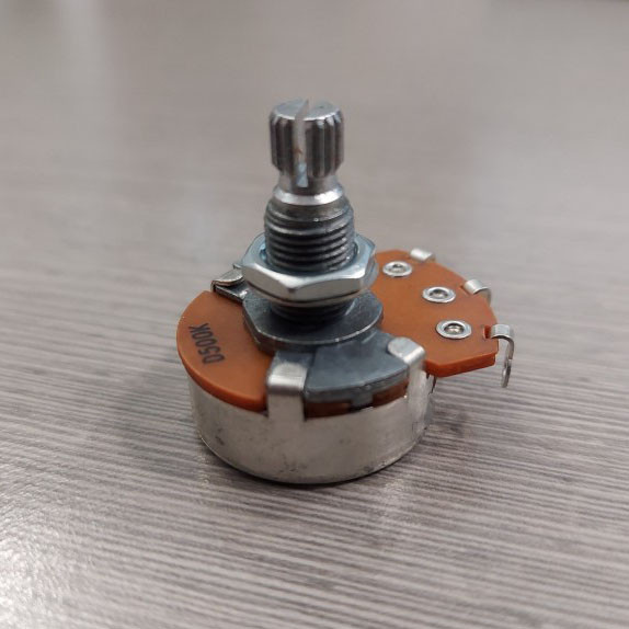 IBANEZ Potentiometer 500 K/D-CURV - 24mm, 14mm länge Keilnabe für SIGNATURE/GIO/RG Modelle (3VR1C500DS)