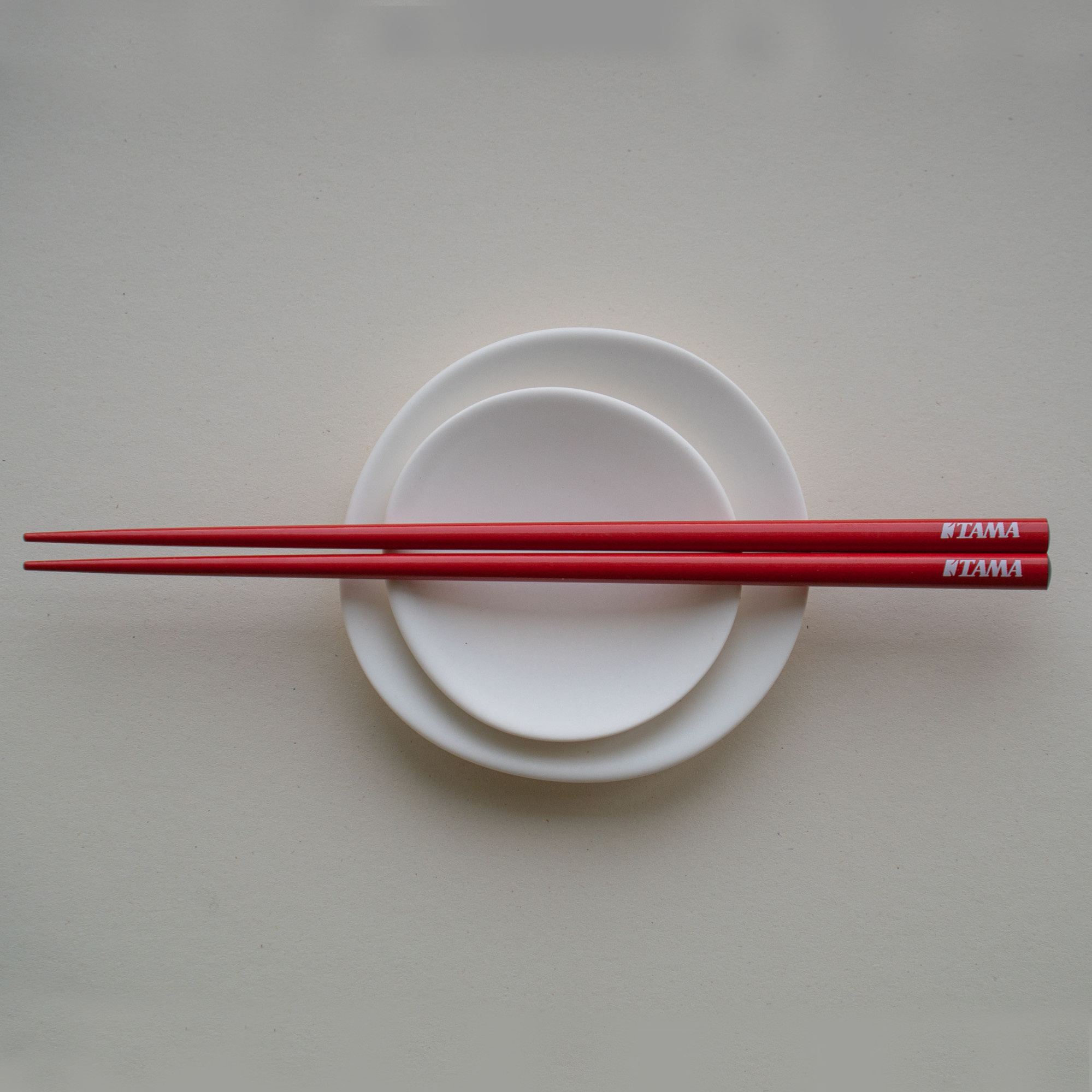 TAMA Essstäbchen - Rot mit weißem Logo (TCPS001)