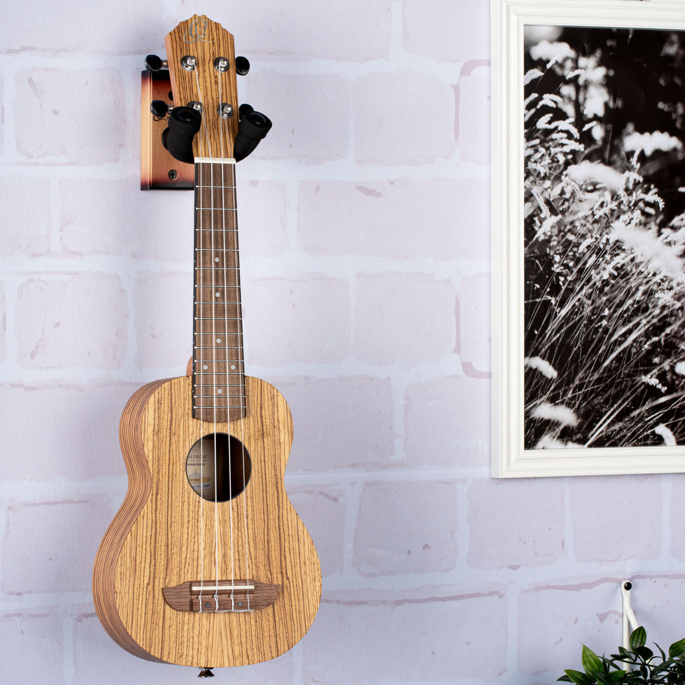 ORTEGA Ukulele Wall Hanger - Tobacco Sunburst (OUH-1TSB)