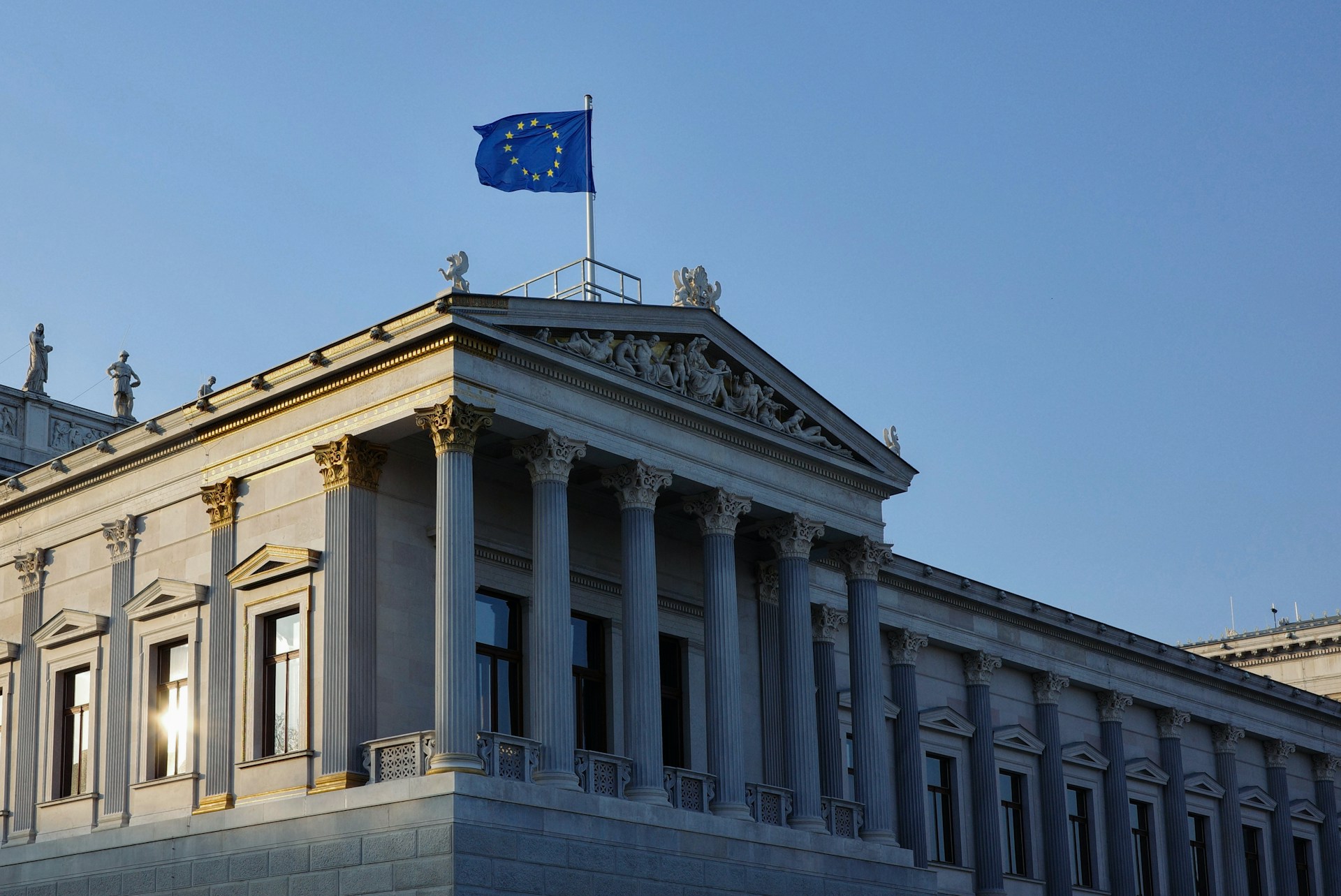 Eurozone Growth Defies Persistent Energy Pressures